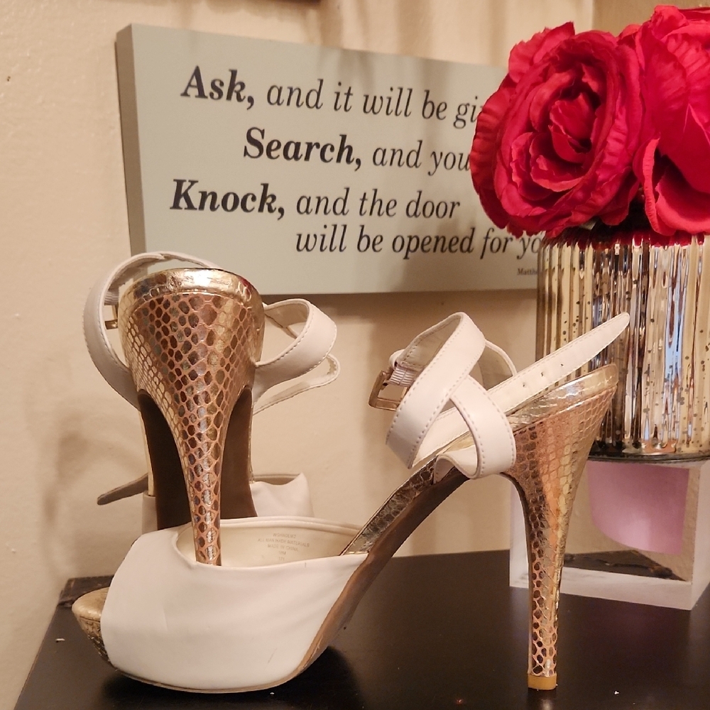 Elegant Gold and Cream slingback Women's High Heels. In very good condition!